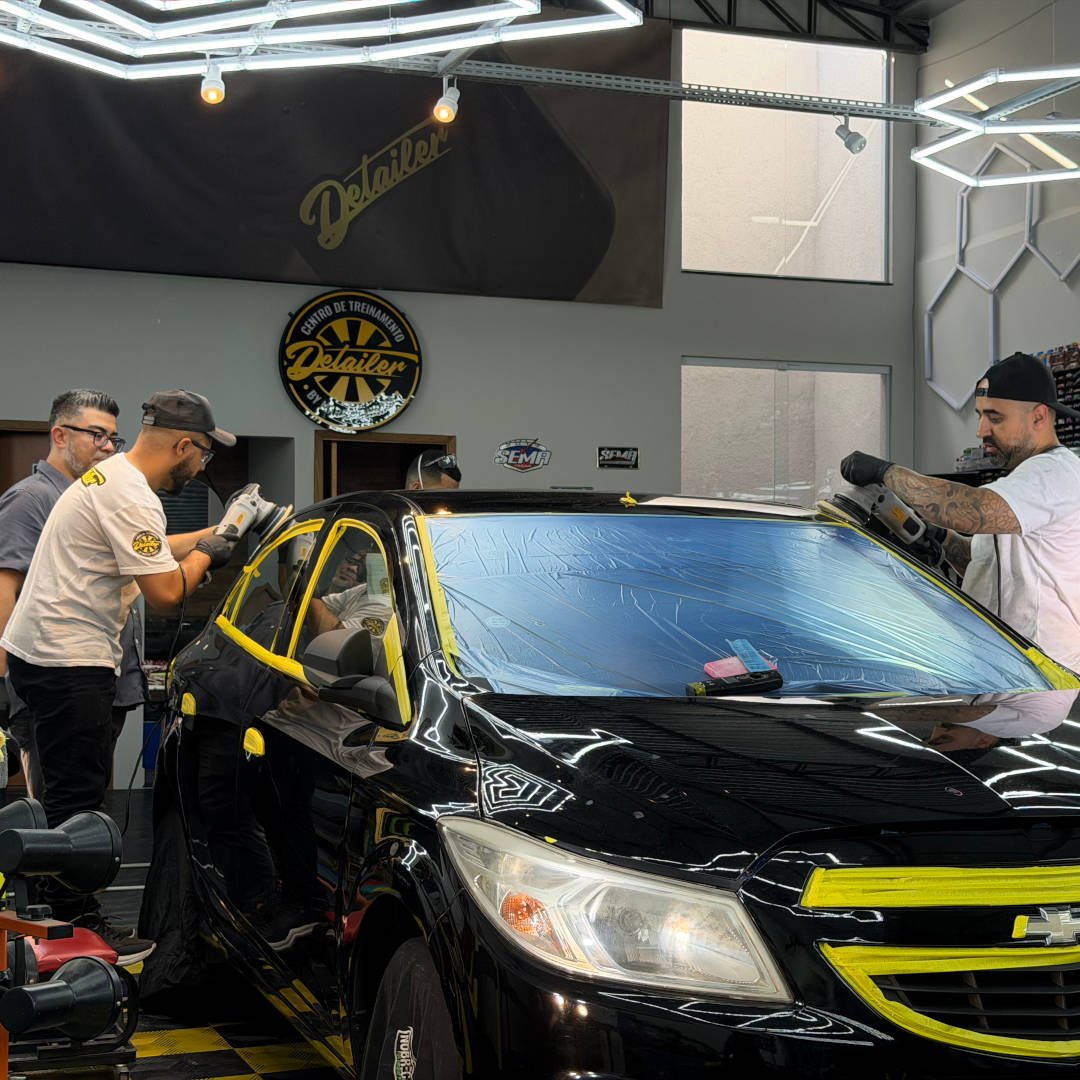 Aula prática do curso de polimento automotivo Detailer