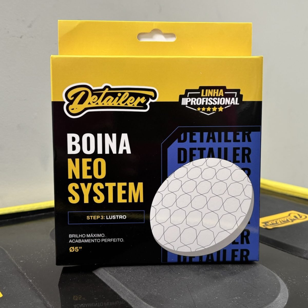 Boian de polimento detailer neo system em cima de um carinho